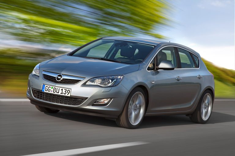 Cómo elegir un compacto PHEV en 2026 si tu maletero pierde volumen por culpa de la batería Cómo elegir un compacto PHEV en 2026 si tu maletero pierde volumen por culpa de la batería