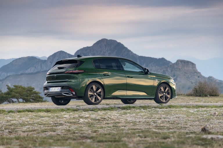 Peugeot 308 PHEV vs Opel Astra Hybrid: dos compactos enchufables del mismo grupo con enfoques opuestos Peugeot 308 PHEV vs Opel Astra Hybrid: dos compactos enchufables del mismo grupo con enfoques opuestos